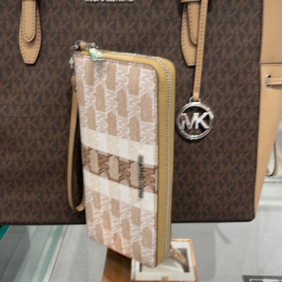 MICHAEL KORS Leather Continental Phone Holder Wristlet Wallet 
Camel 
NWT - Picture 2 of 16